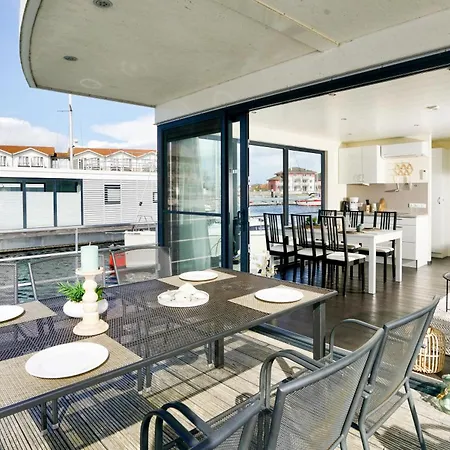 Holiday home Exklusives Ostsee-hausboot, Kueche Mit Spueler, Tv, Grosse Sonnenterrasse, 3x Kostenfreie Kfz-parkplaetze, Klimaanlage, Bis Zu 6 Personen, 2x Baeder, Waschmaschine Boltenhagen (Ostseebad)