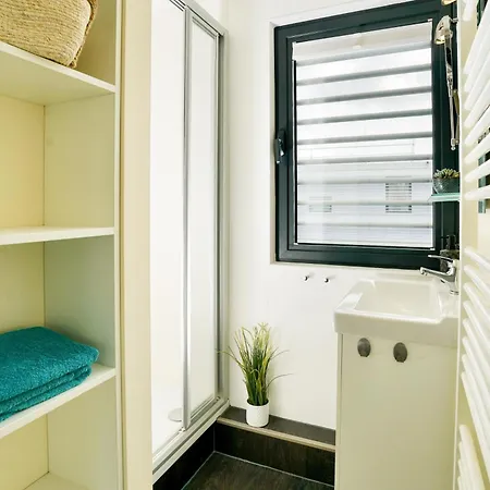 Exklusives Ostsee-hausboot, Kueche Mit Spueler, Tv, Grosse Sonnenterrasse, 3x Kostenfreie Kfz-parkplaetze, Klimaanlage, Bis Zu 6 Personen, 2x Baeder, Waschmaschine Holiday home *