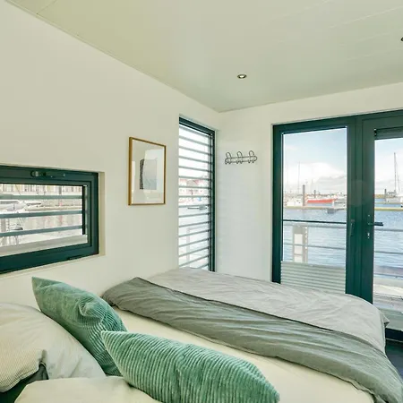 Exklusives Ostsee-hausboot, Kueche Mit Spueler, Tv, Grosse Sonnenterrasse, 3x Kostenfreie Kfz-parkplaetze, Klimaanlage, Bis Zu 6 Personen, 2x Baeder, Waschmaschine Boltenhagen (Ostseebad)