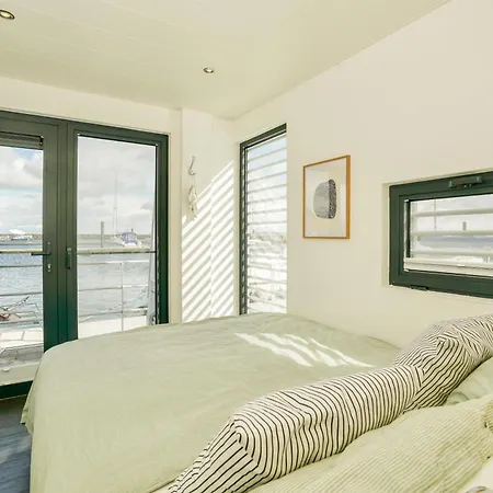 Exklusives Ostsee-hausboot, Kueche Mit Spueler, Tv, Grosse Sonnenterrasse, 3x Kostenfreie Kfz-parkplaetze, Klimaanlage, Bis Zu 6 Personen, 2x Baeder, Waschmaschine Holiday home *