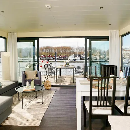 Holiday home Exklusives Ostsee-hausboot, Kueche Mit Spueler, Tv, Grosse Sonnenterrasse, 3x Kostenfreie Kfz-parkplaetze, Klimaanlage, Bis Zu 6 Personen, 2x Baeder, Waschmaschine