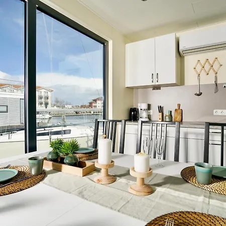 Exklusives Ostsee-hausboot, Kueche Mit Spueler, Tv, Grosse Sonnenterrasse, 3x Kostenfreie Kfz-parkplaetze, Klimaanlage, Bis Zu 6 Personen, 2x Baeder, Waschmaschine Holiday home Boltenhagen (Ostseebad)