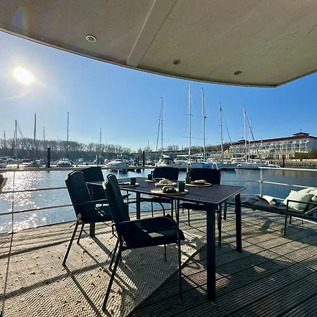 Exklusives Ostsee-hausboot, Kueche Mit Spueler, Tv, Grosse Sonnenterrasse, 3x Kostenfreie Kfz-parkplaetze, Klimaanlage, Bis Zu 6 Personen, 2x Baeder, Waschmaschine Holiday home Boltenhagen (Ostseebad)