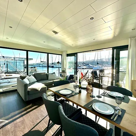 Exklusives Ostsee-hausboot, Kueche Mit Spueler, Tv, Grosse Sonnenterrasse, 3x Kostenfreie Kfz-parkplaetze, Klimaanlage, Bis Zu 6 Personen, 2x Baeder, Waschmaschine Holiday home Boltenhagen (Ostseebad)